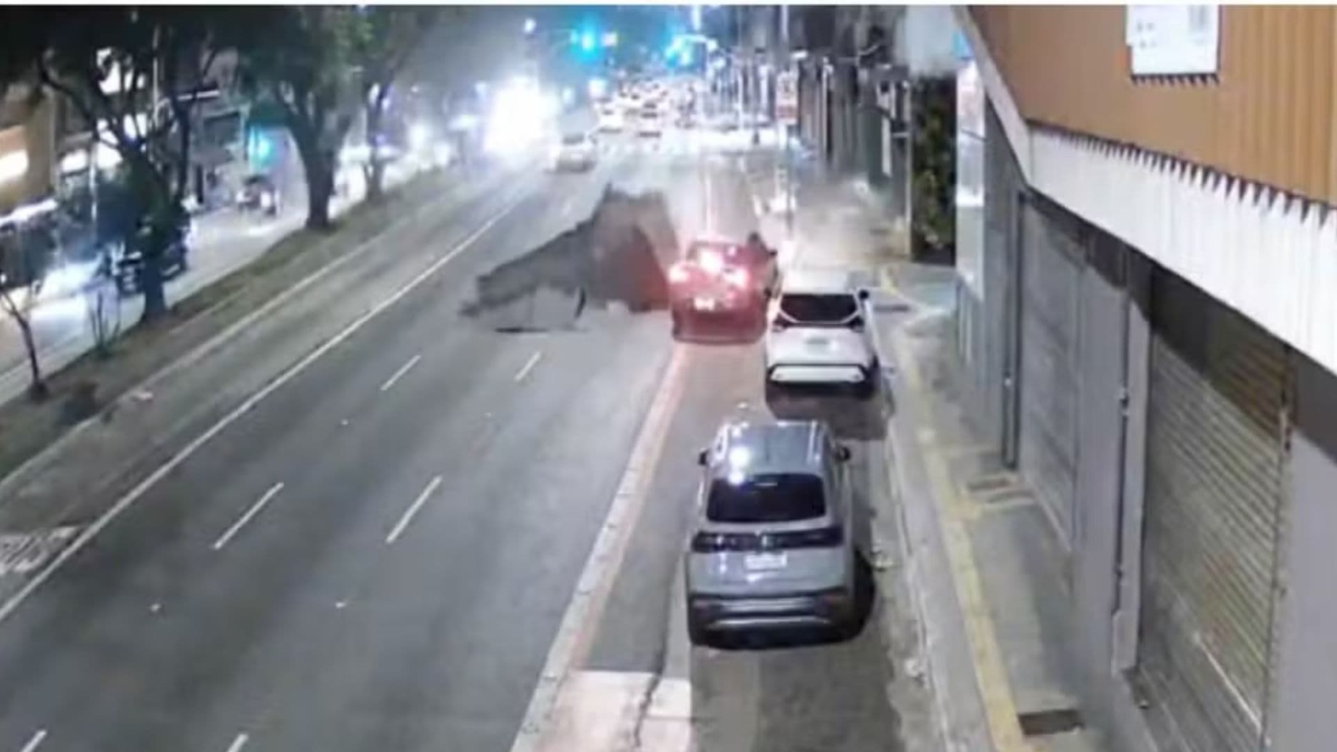 Explosão abre cratera na Rua da Consolação, em São Paulo