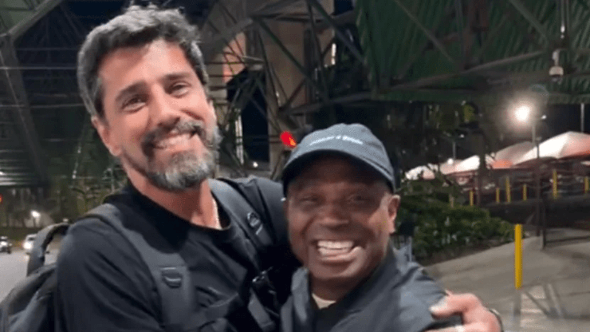 Edilson Capetinha cumpre promessa inusitada feita para Cowboy