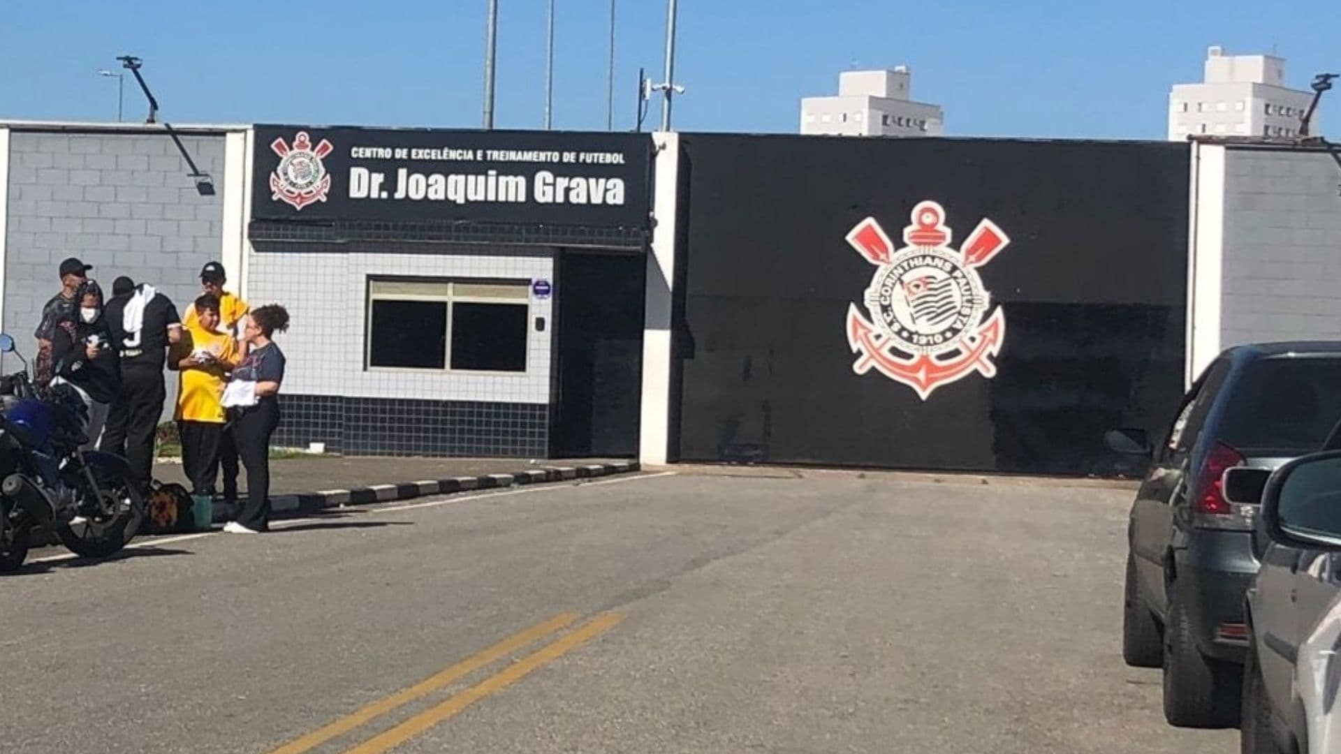 Jogadores do Corinthians são cobrados por torcedores na porta do CT