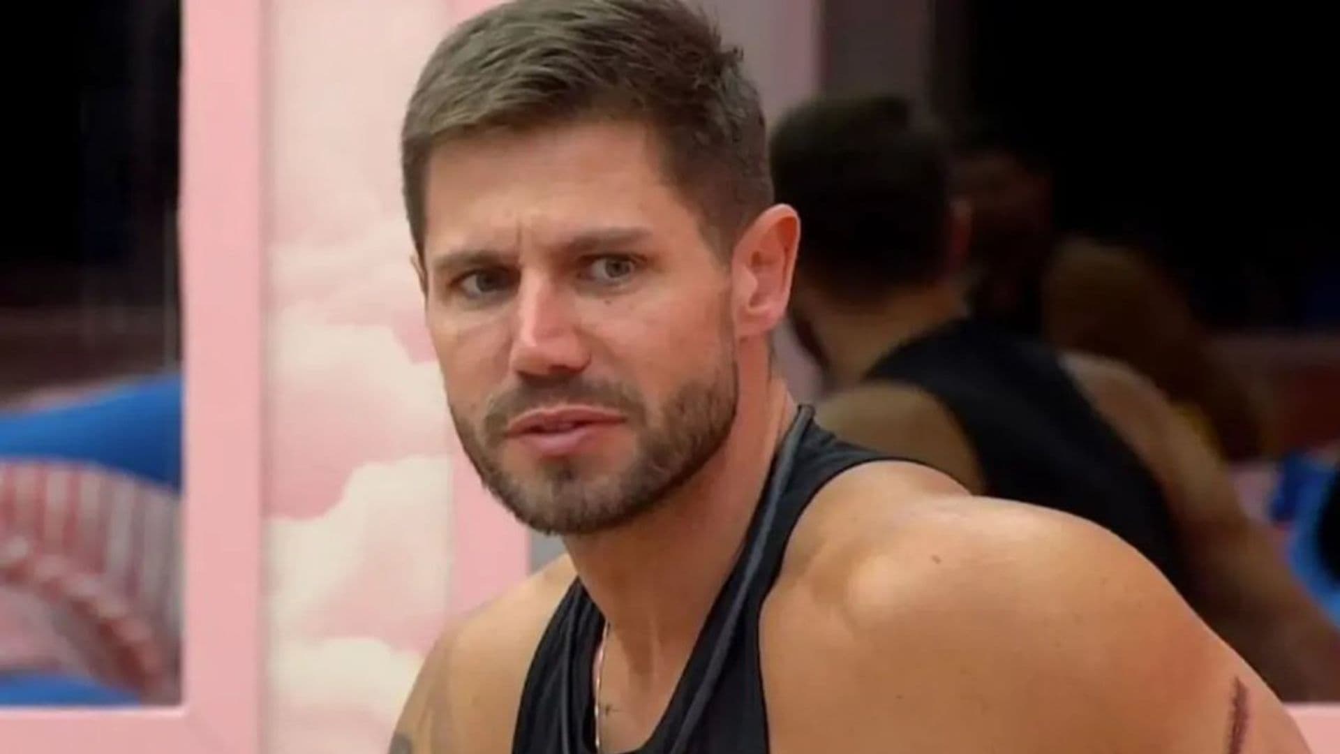 Ministério Público analisa denúncia de homof*bia contra Jonas Sulzbach