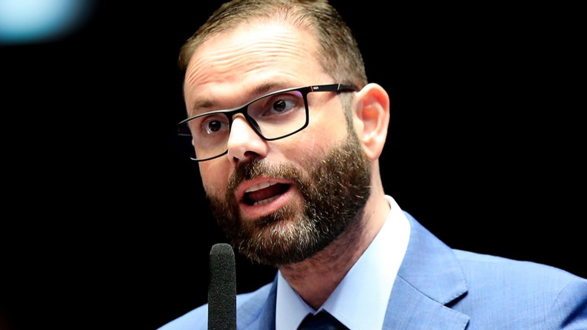 Senador defende Cássia Kis e gera polêmica ao chamar influenciadora trans de “homem de peruca”