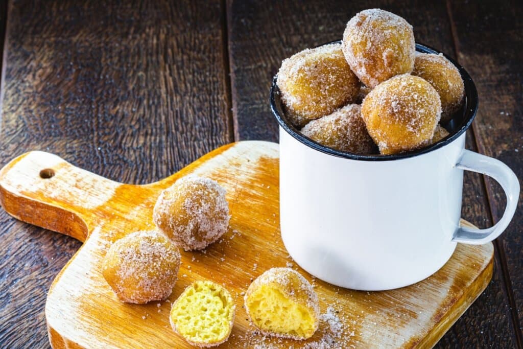 Bolinho de chuva: 3 receitas práticas e deliciosas para o lanche da tarde