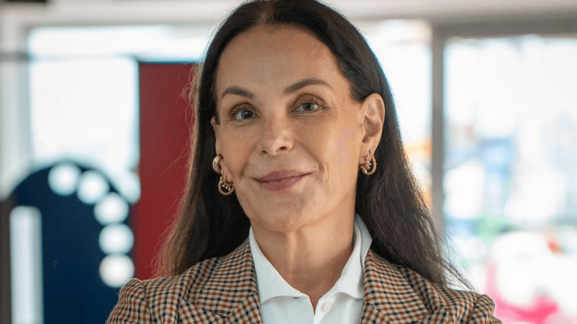 Carolina Ferraz rompe o silêncio após saída da Record e revela novo projeto na emissora: “Um novo começo”