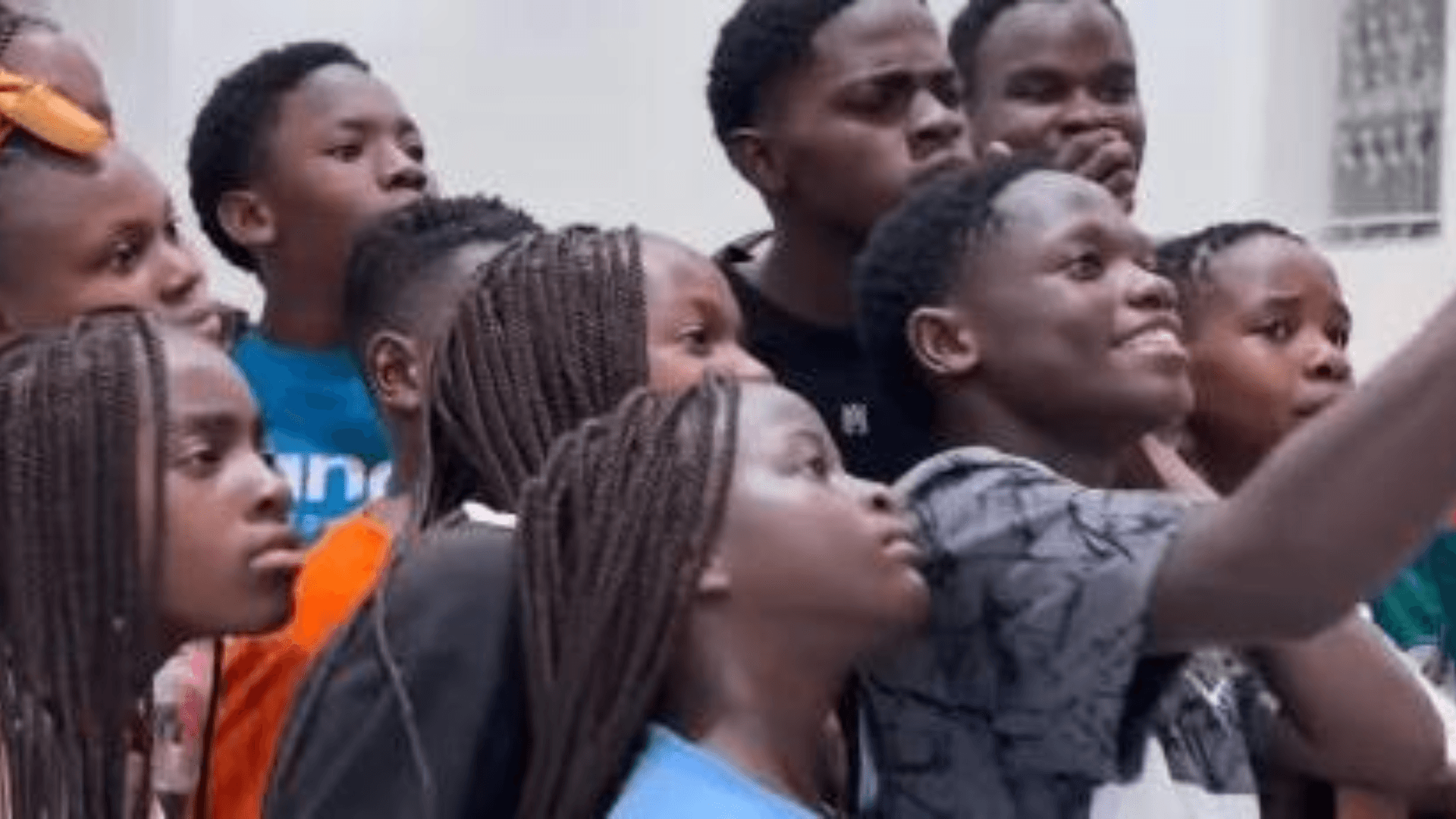 Shakira convida grupo ugandense para final da Copa do Mundo