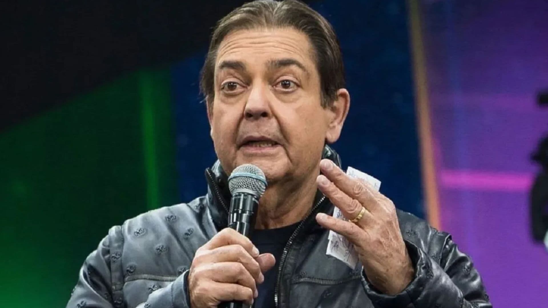 Faustão faz rara aparição e recebe homenagem de Tom Cavalcante