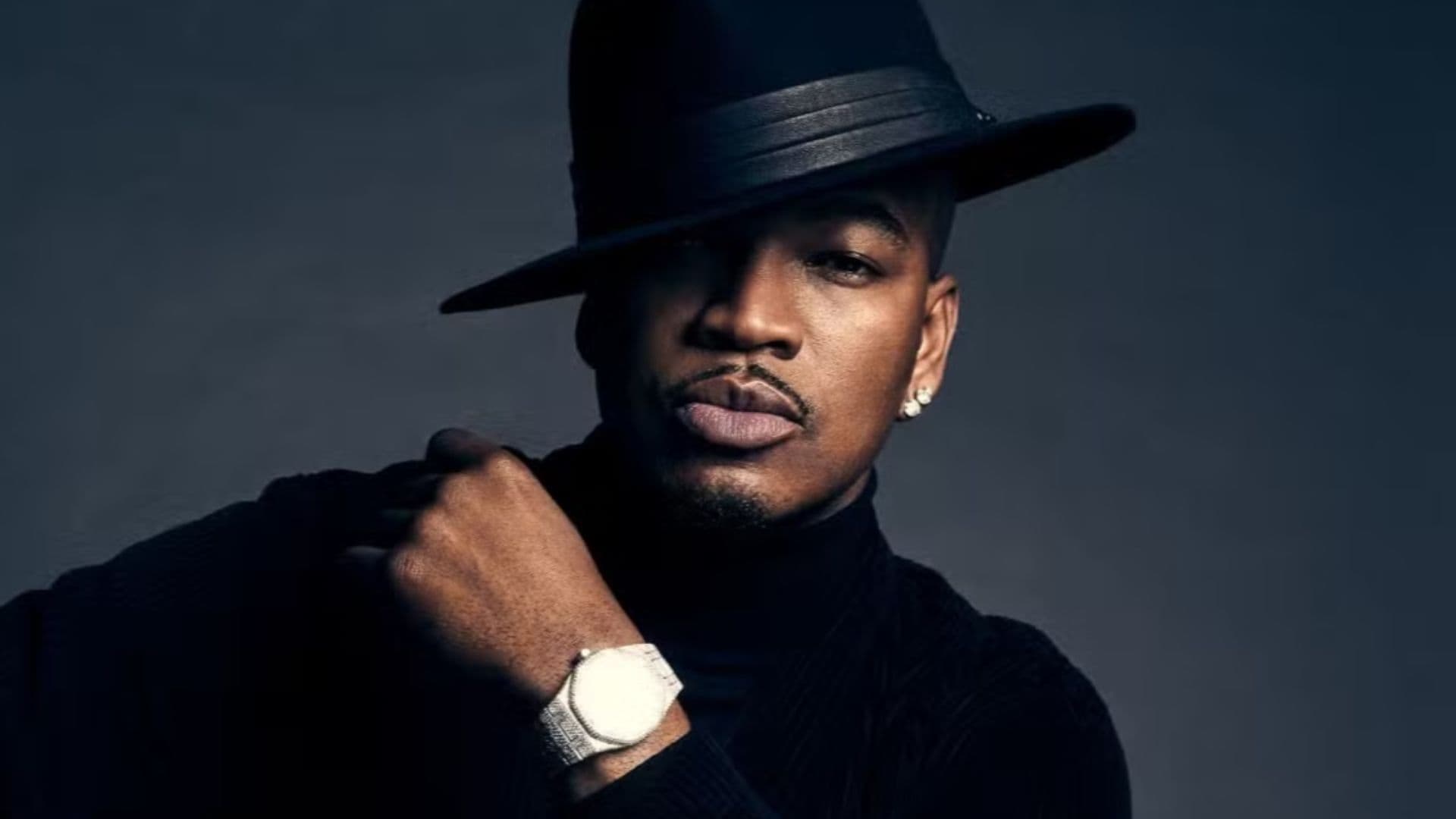 Ne-Yo chama a atenção ao surgir acompanhado de suas três namoradas