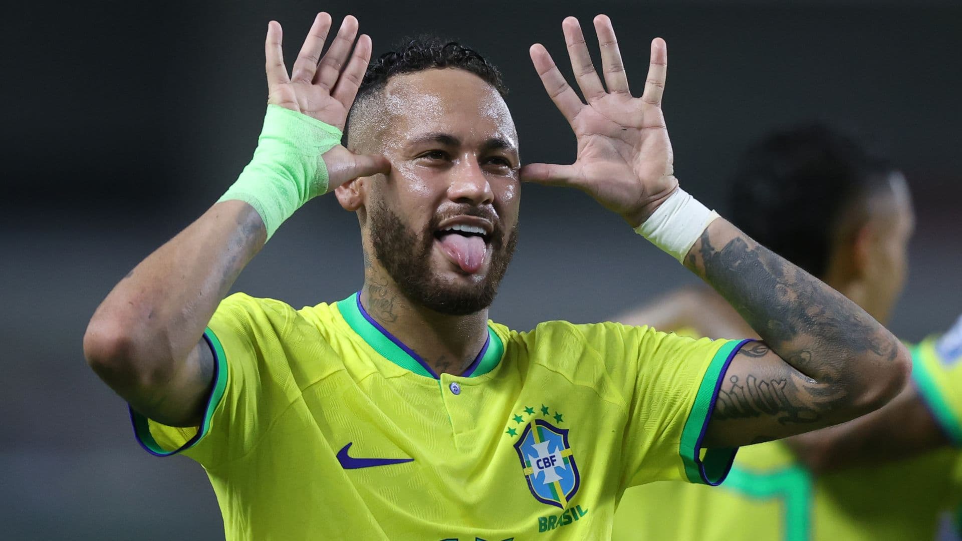 Fã mirim faz oração para Neymar ser convocado e jogador reage
