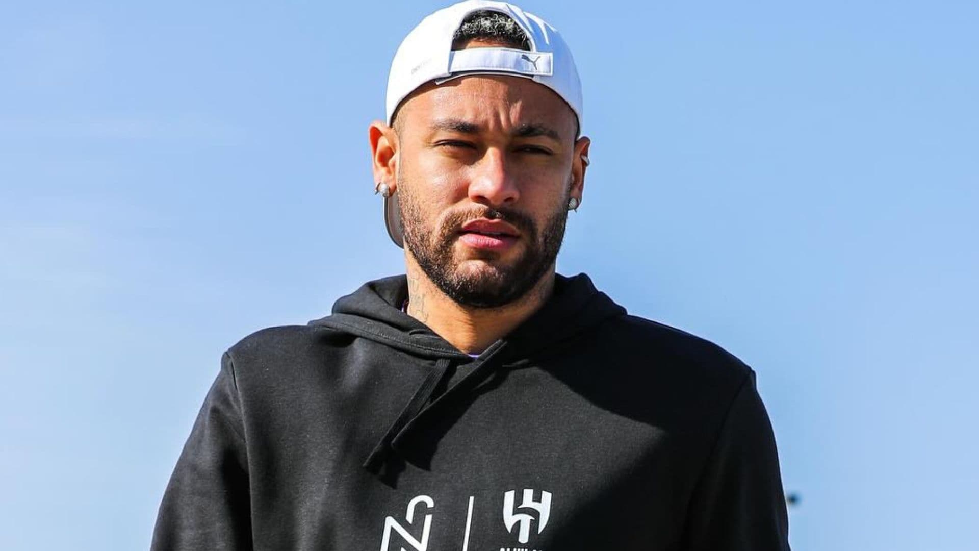 Neymar se irrita e dá tapa em filho de Robinho durante treino do Santos