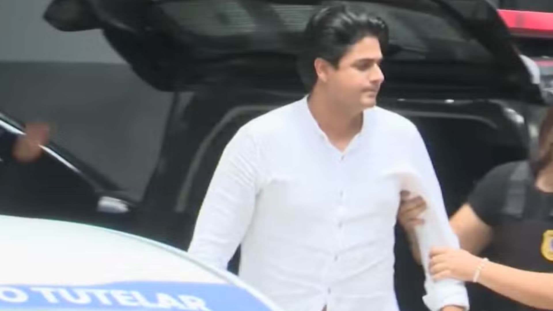 Réu por tentativa de feminício, cantor João Lima deixa a prisão