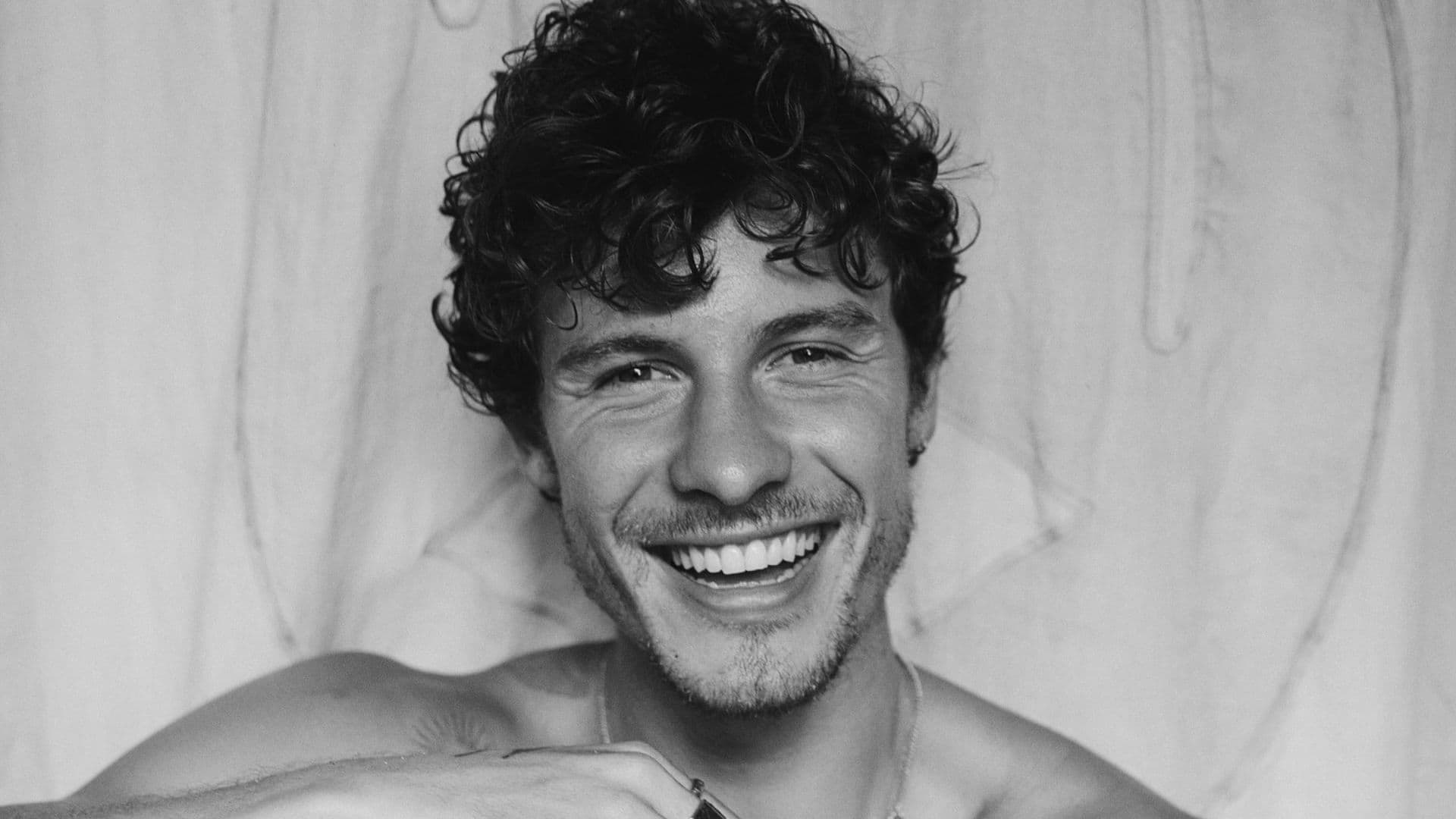 Shawn Mendes explica acidente após ser visto com a mão sangrando