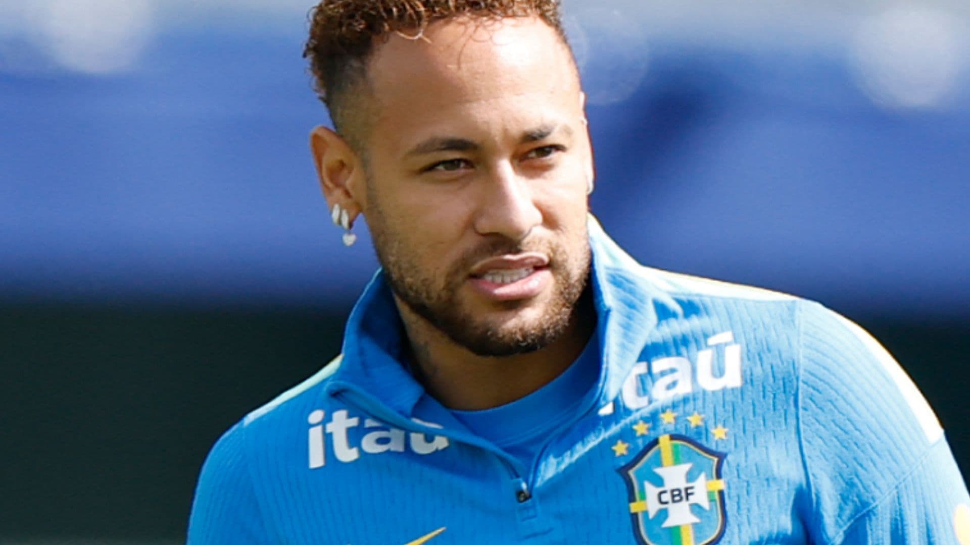 Voltando aos treinos, Neymar brinca com jornalistas: “Estavam com saudades?”