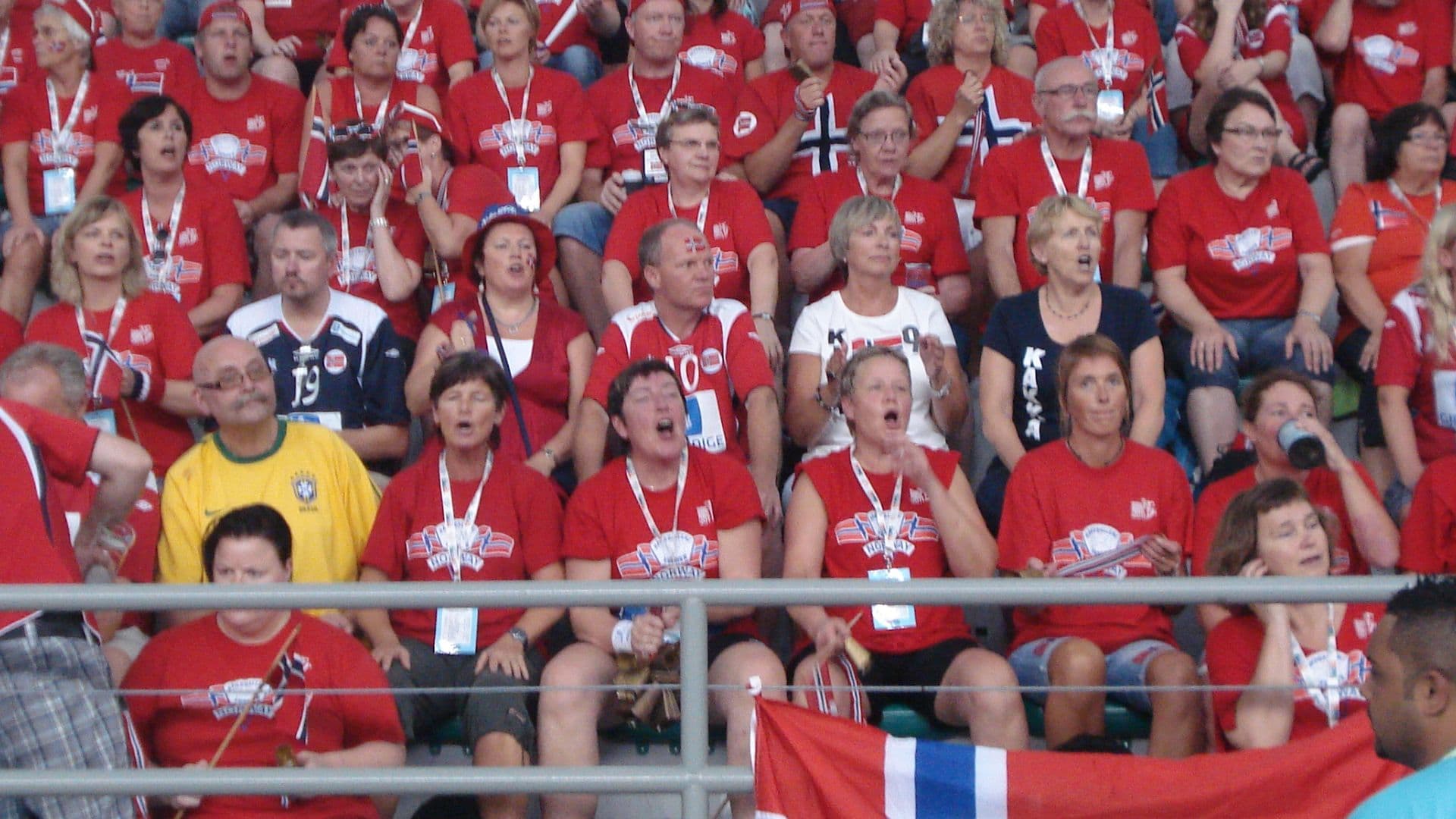 Torcida da Noruega invade a Times Square e impressiona com ‘remada viking’