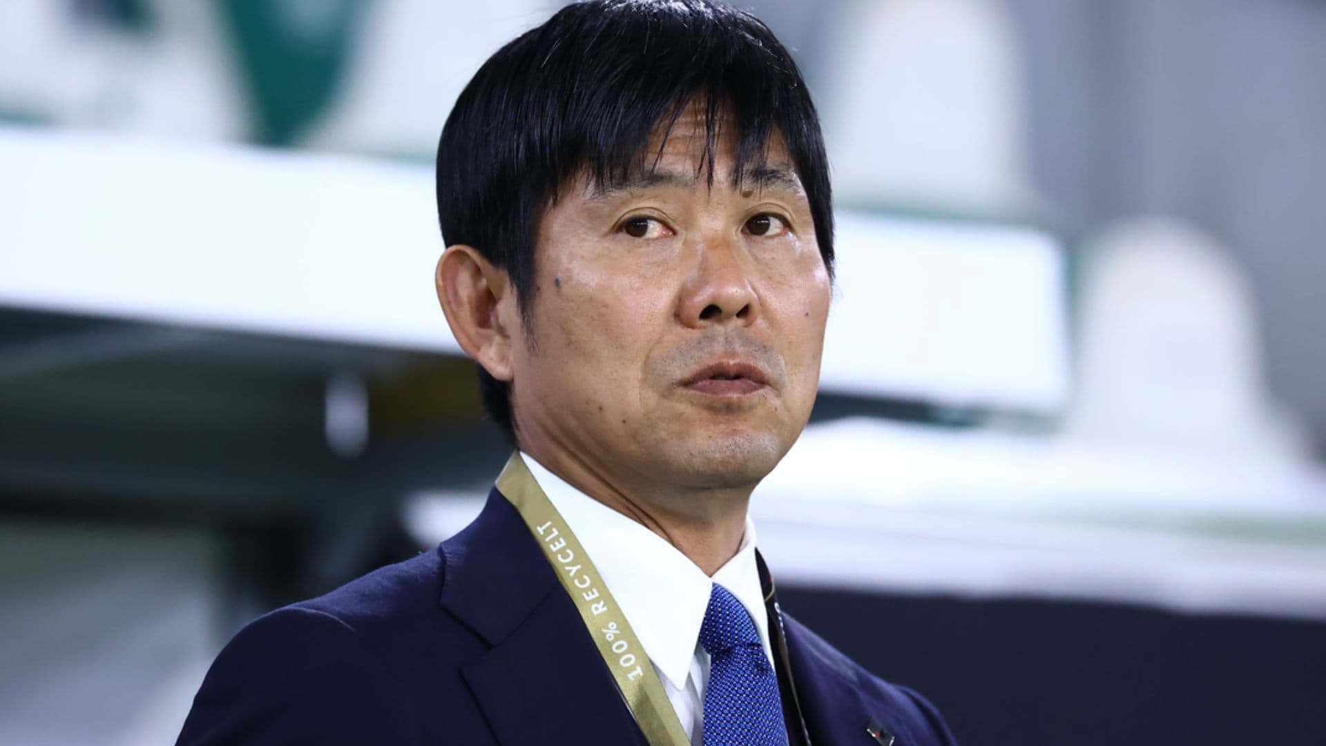 Técnico do Japão usa lousa para informar tempo da partida aos jogadores em campo