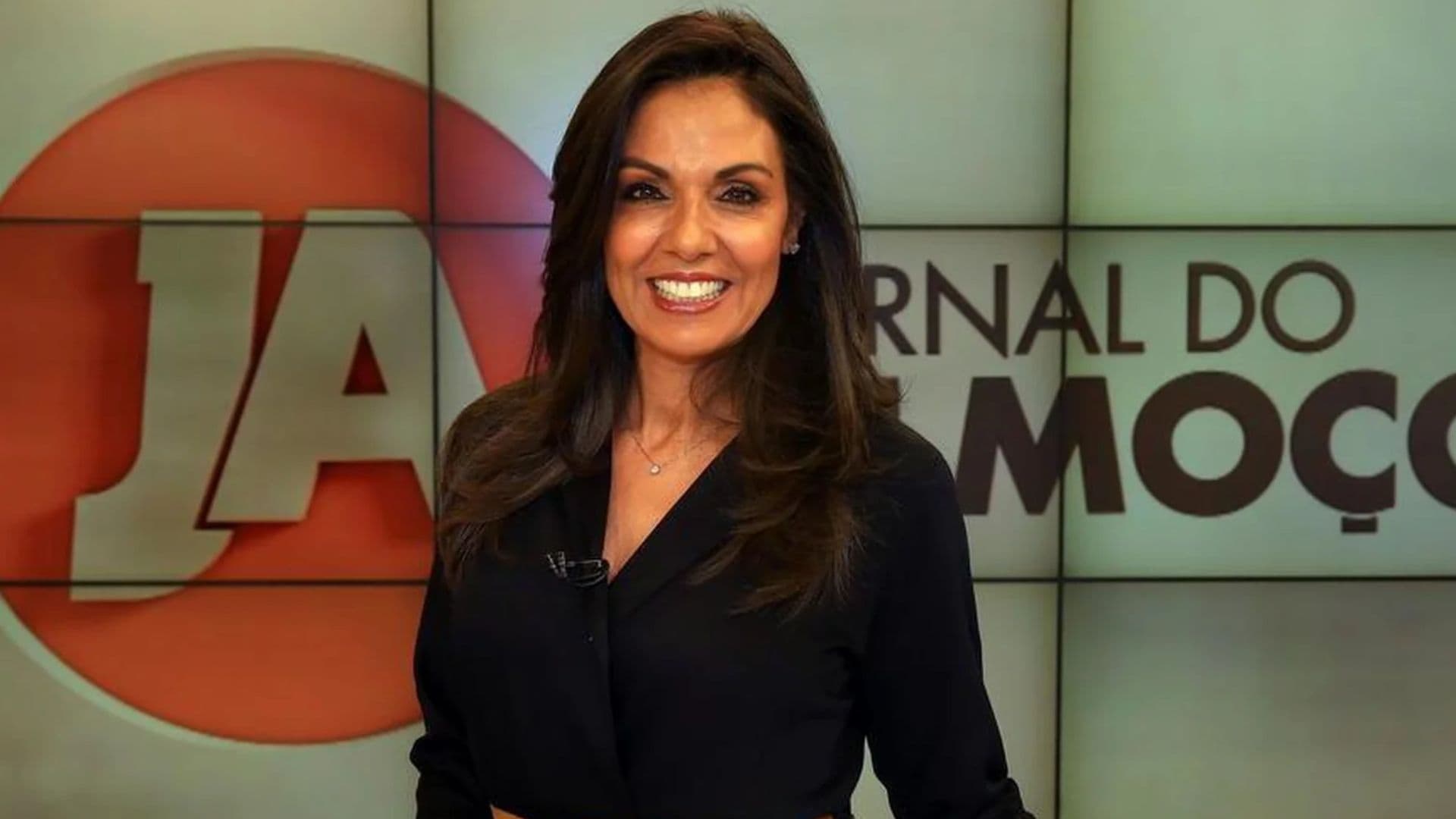 Âncora da Globo anuncia cura do câncer e toma último remédio ao vivo