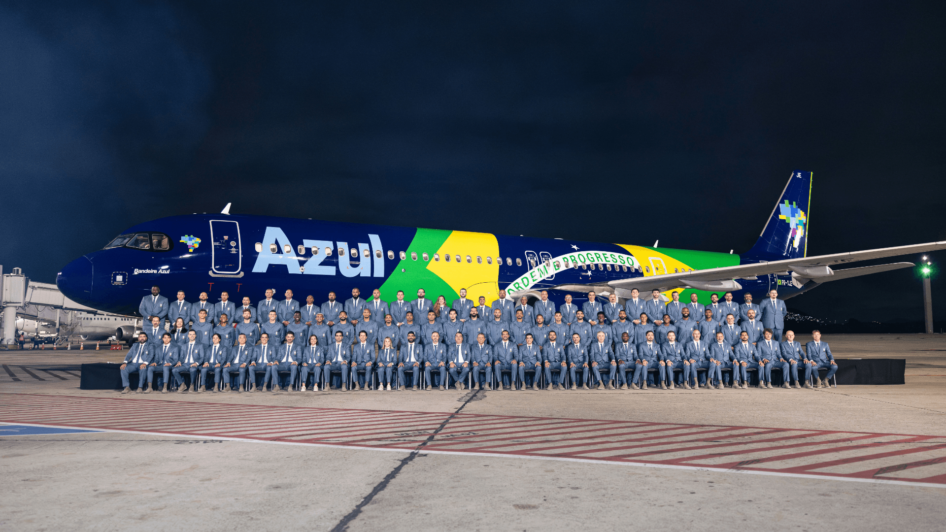 Seleção Brasileira embarca em avião que decola em direção aos Estados Unidos após tradicional “batismo” de jatos d’água