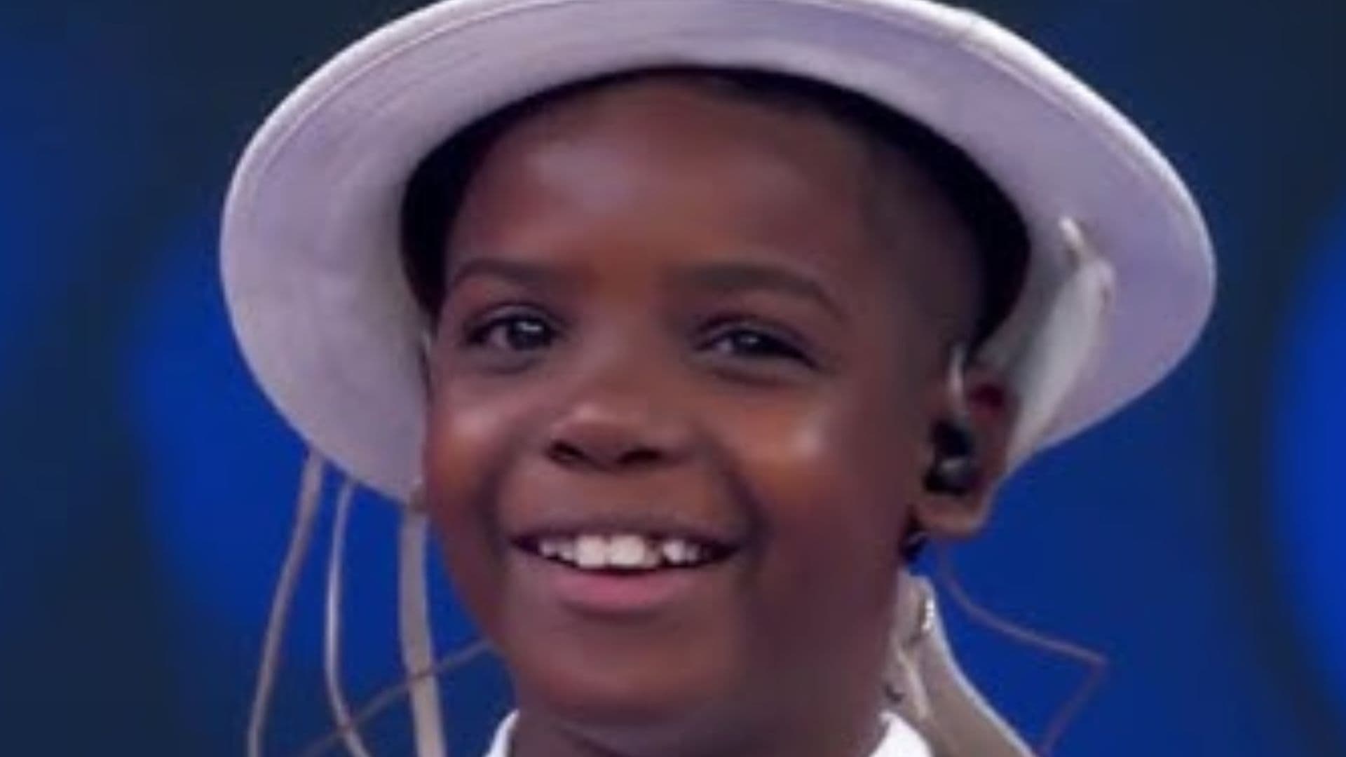 Cantor Ruan Vaqueirinho, de 10 anos, é atingido por lata no rosto durante show