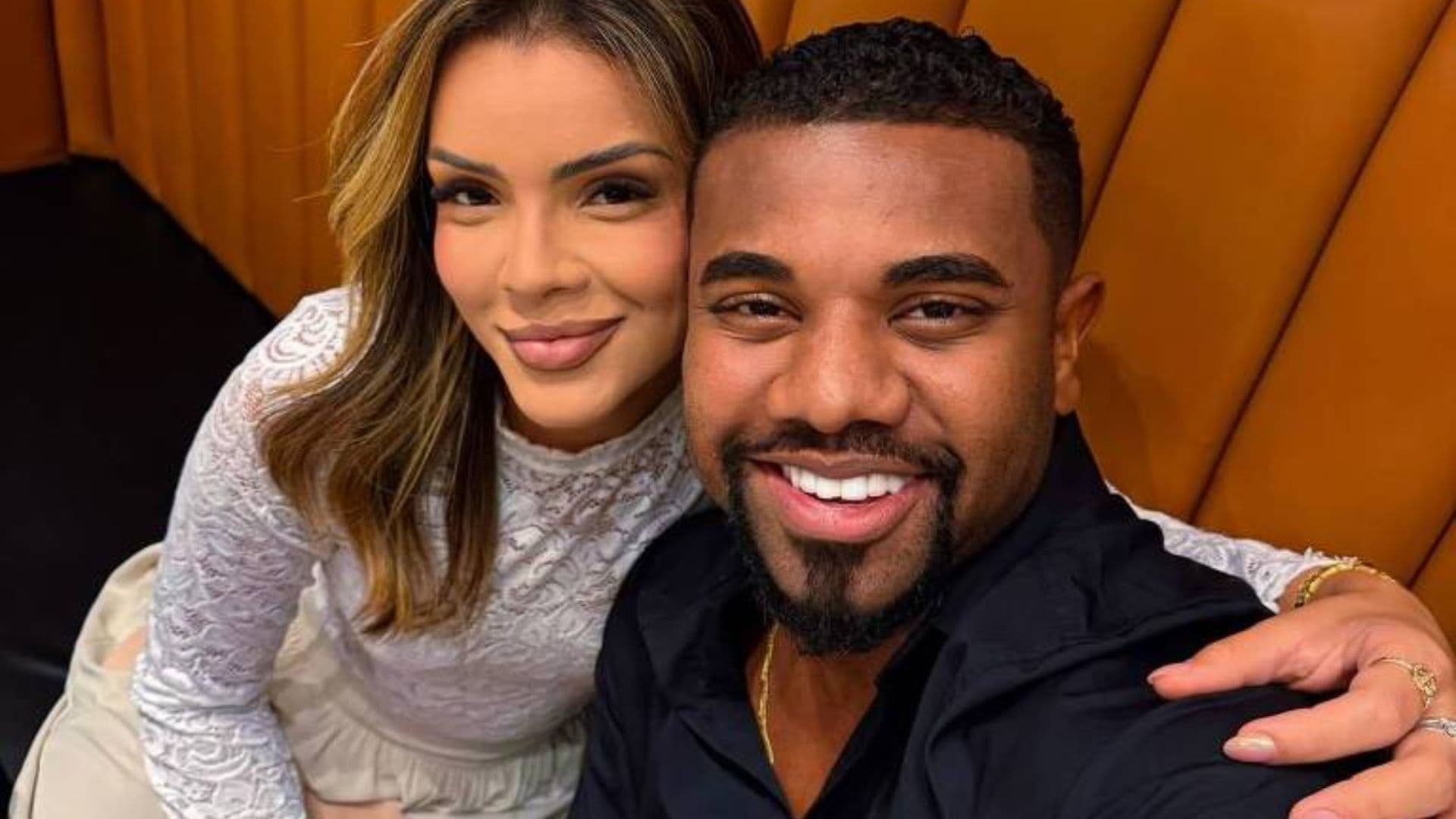 Após anunciar casamento, Davi Brito sugere gravidez da esposa: “Já vou contar”