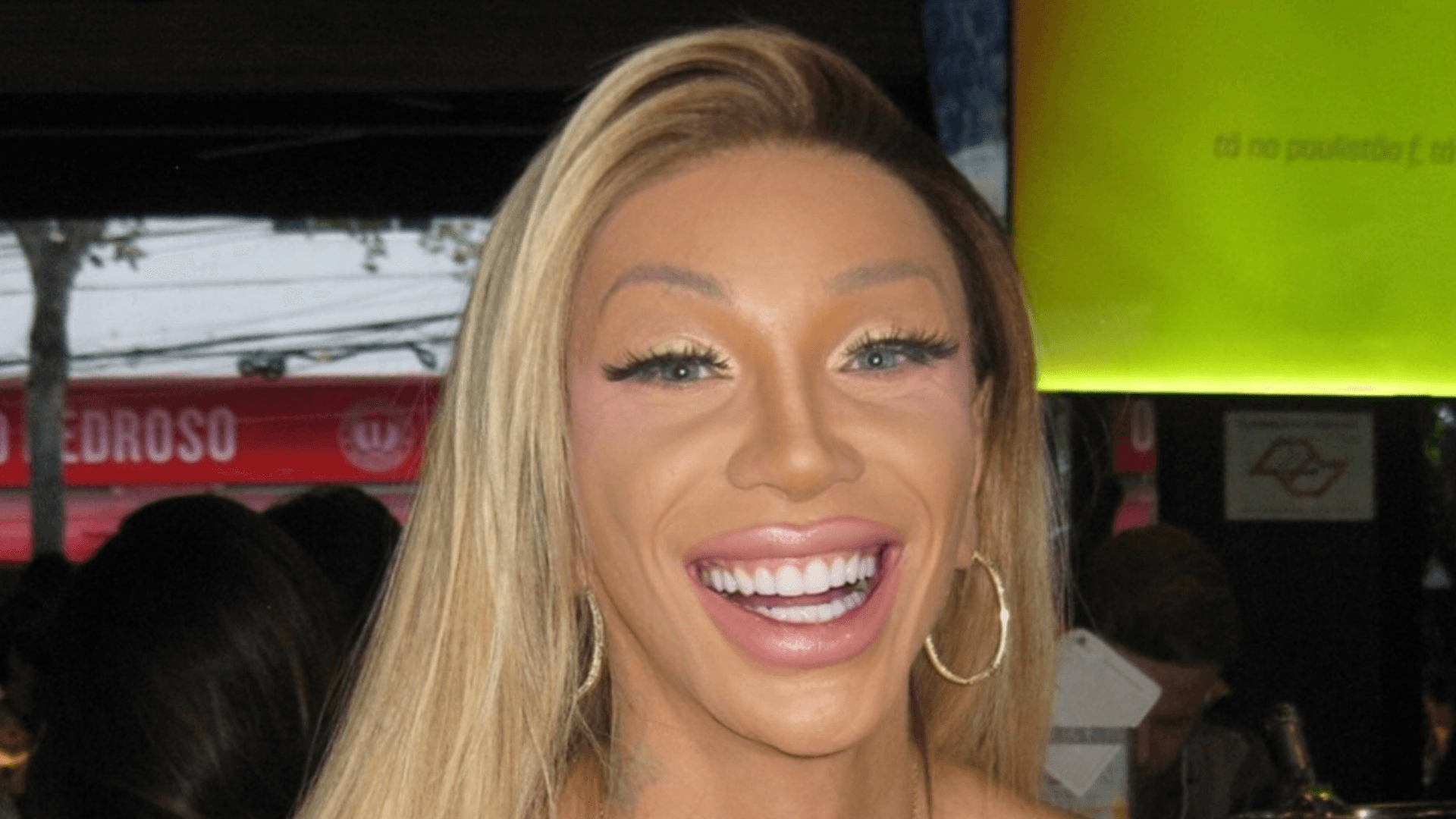 Maya Massafera é surpreendida com flerte à moda antiga: “Bilhetinho”