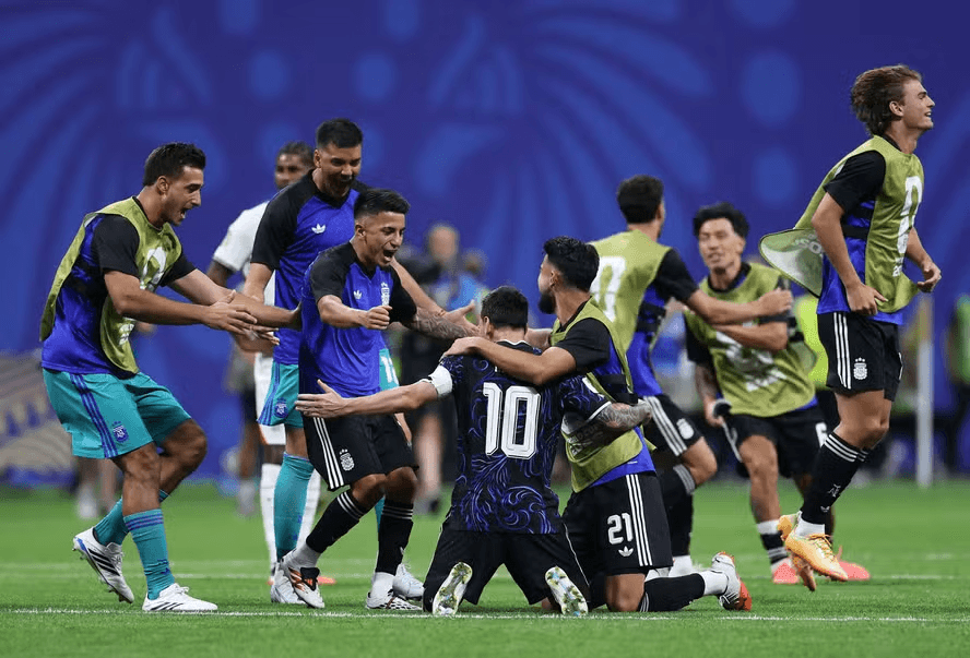 Messi lidera reação, Argentina derruba retranca da Inglaterra e vai à segunda final seguida de Copa do Mundo