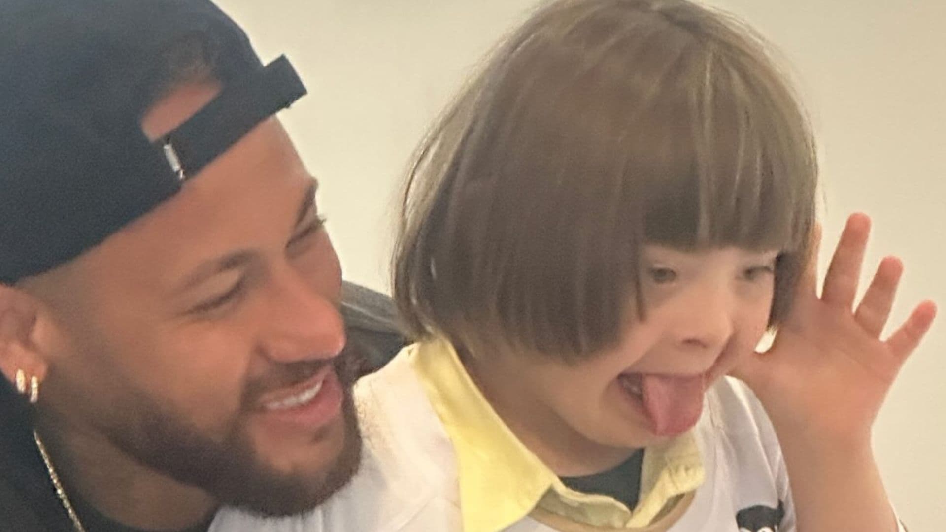Neymar encontra fã mirim após receber recado carinhoso: “Eu não falei que ia te dar um abraço?”