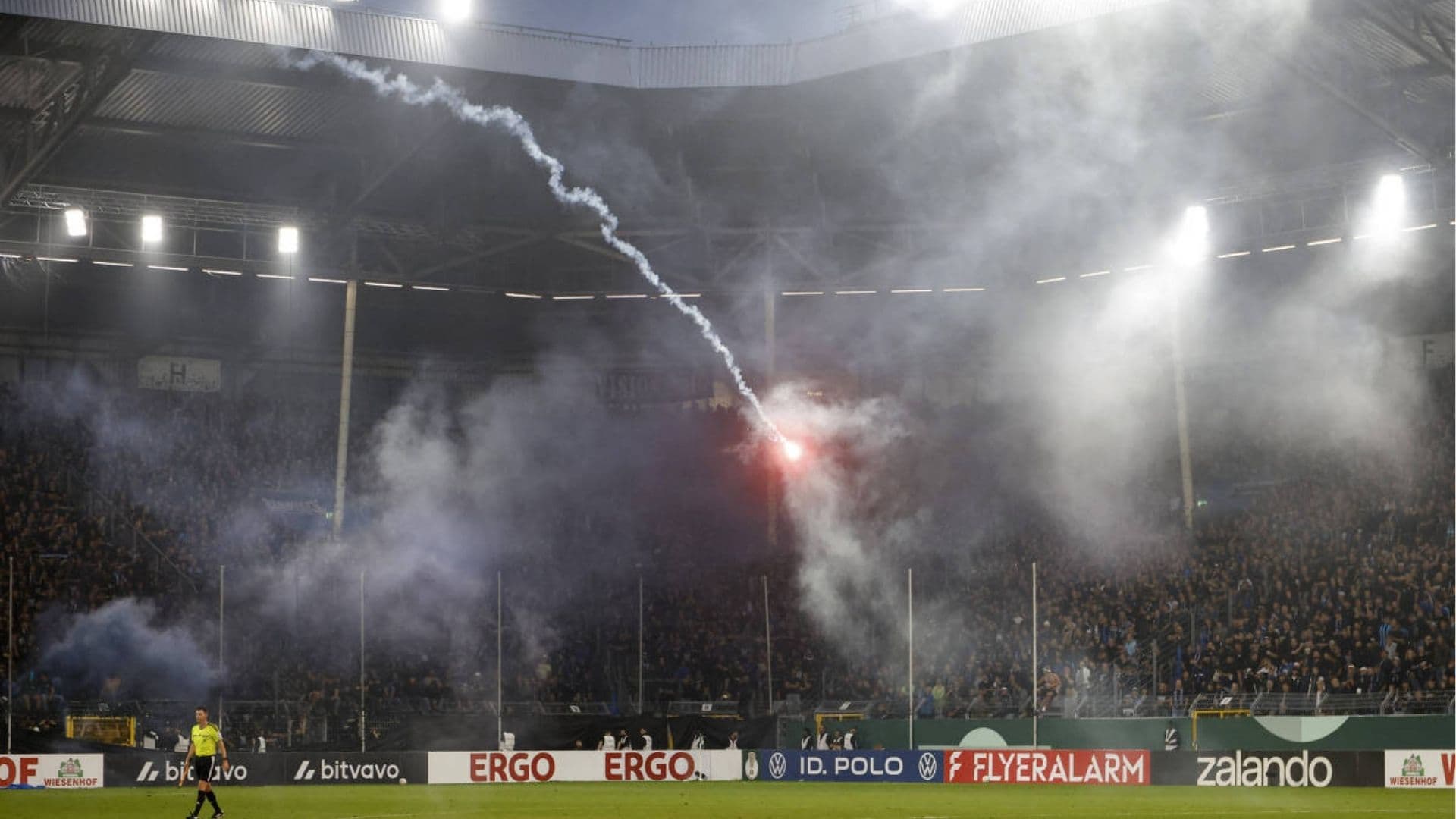 Tumulto interrompe jogo da Copa da Alemanha e deixa 85 pessoas feridas