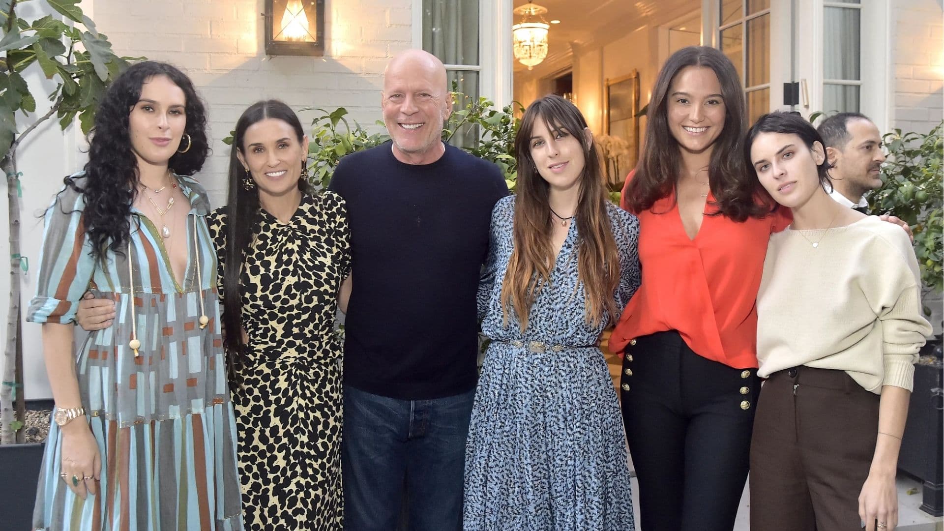 Filha de Bruce Willis faz desabafo sobre demência do ator: “Eu sinto muita falta do meu pai”