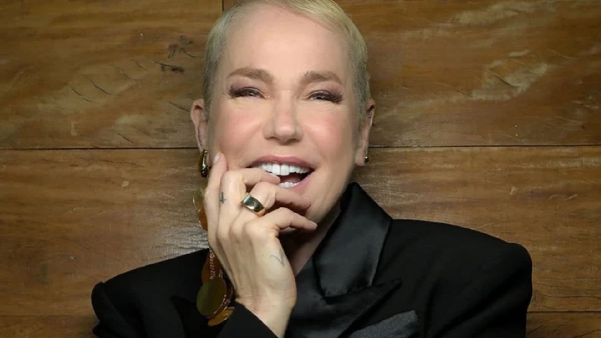 Xuxa volta a rebater críticas ao figurino de seus shows: “Falaram da minha virilha”