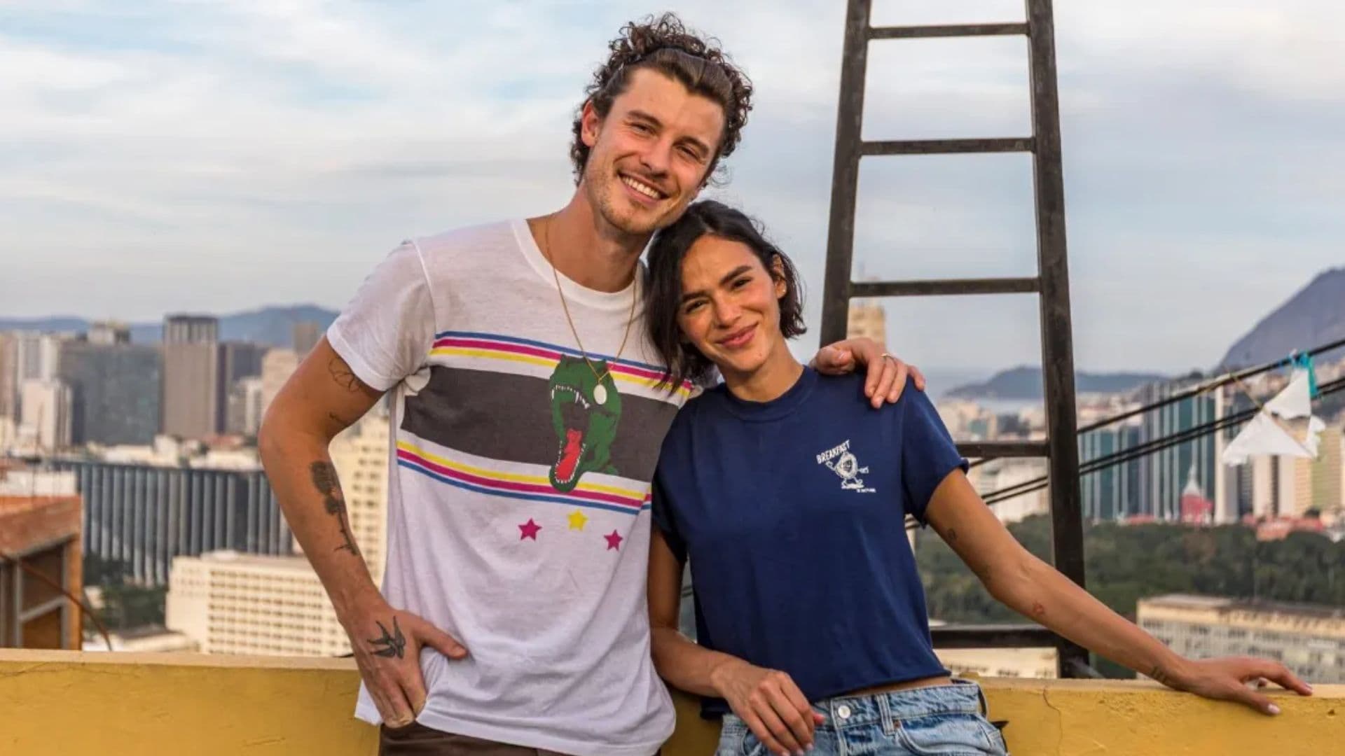 Ao lado de Bruna Marquezine, Shawn Mendes canta para crianças em aldeia angolana