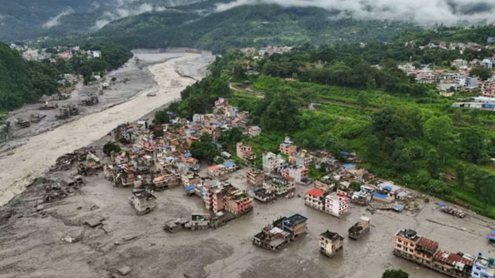 Preso a mangueira durante avalanche, trabalhador de 24 anos escapa da morte no Nepal