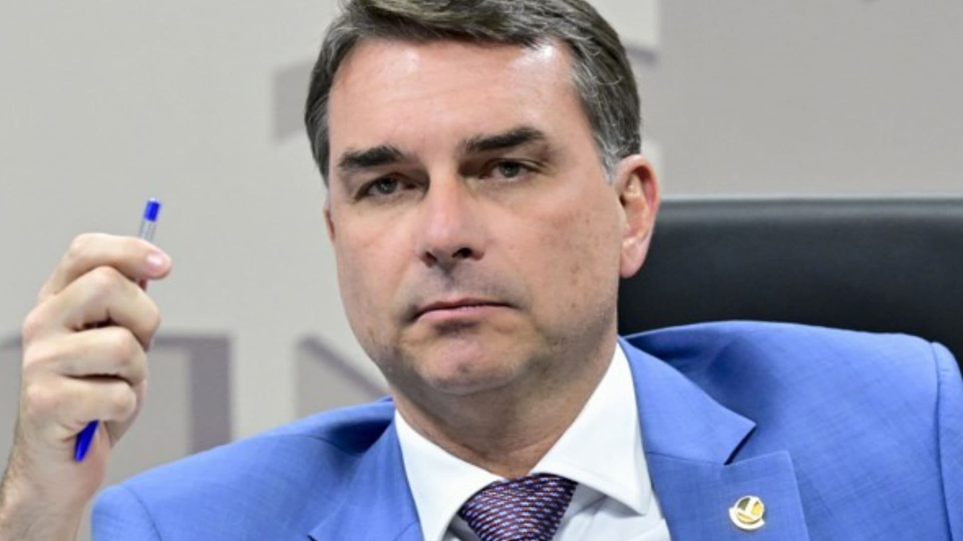 Após confusão com o partido Missão, Flávio Bolsonaro recebe email de filiação ao PT