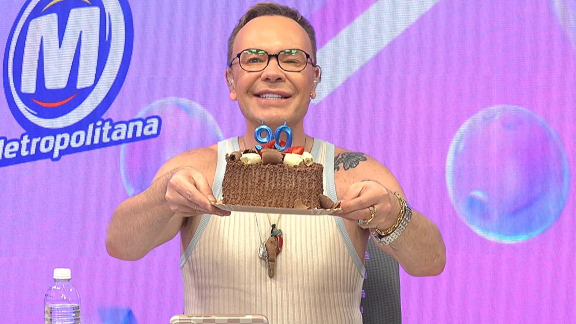 Com bolo de aniversário, Felipeh Campos comemora 90 dias da prisão de Deolane Bezerra