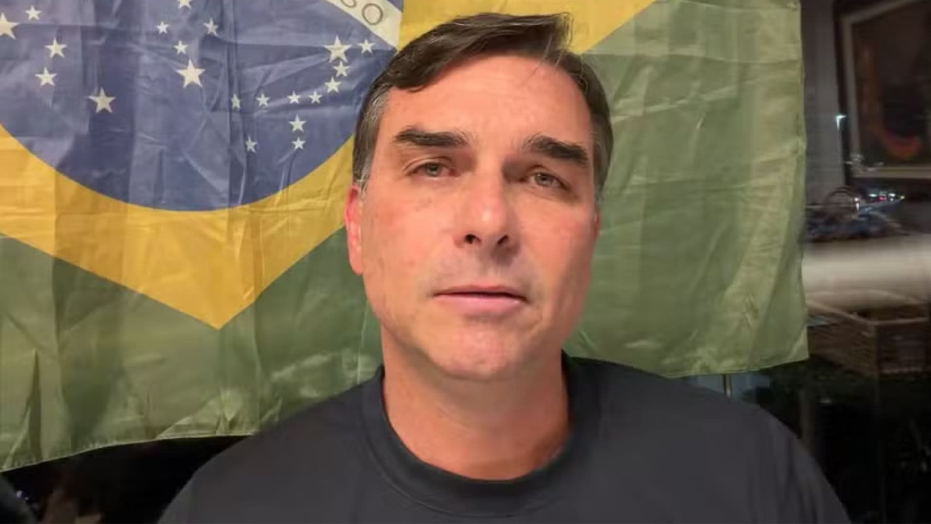 Flávio Bolsonaro desabafa e comenta ataques de aliados na direita: “Estou sozinho nessa”