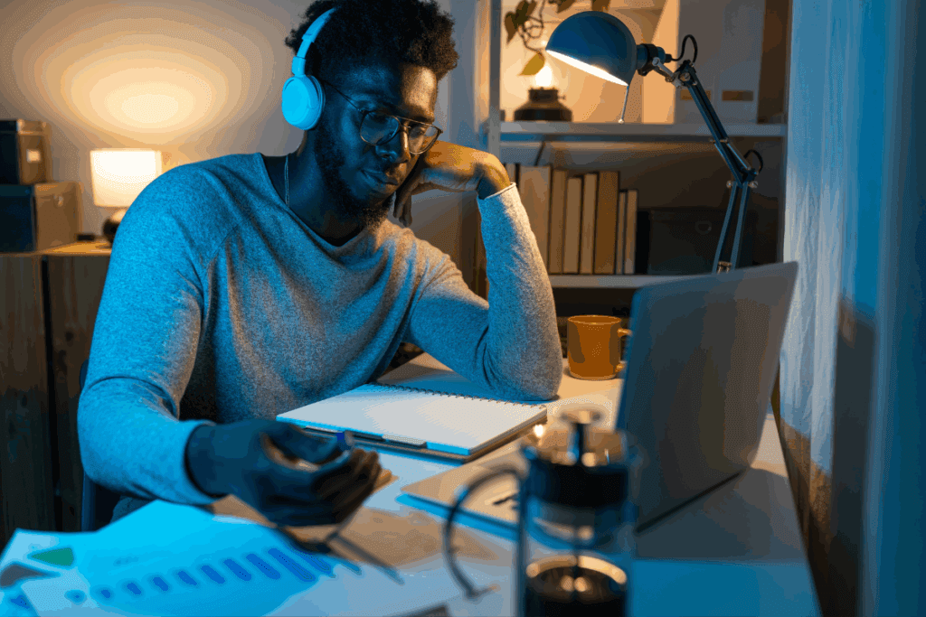 Virar a noite estudando pode fazer você aprender menos: entenda o papel do sono na memória