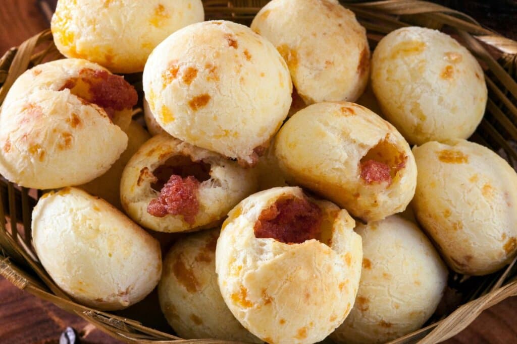 Pão de queijo: 6 receitas fáceis para fazer em casa, do tradicional ao recheado