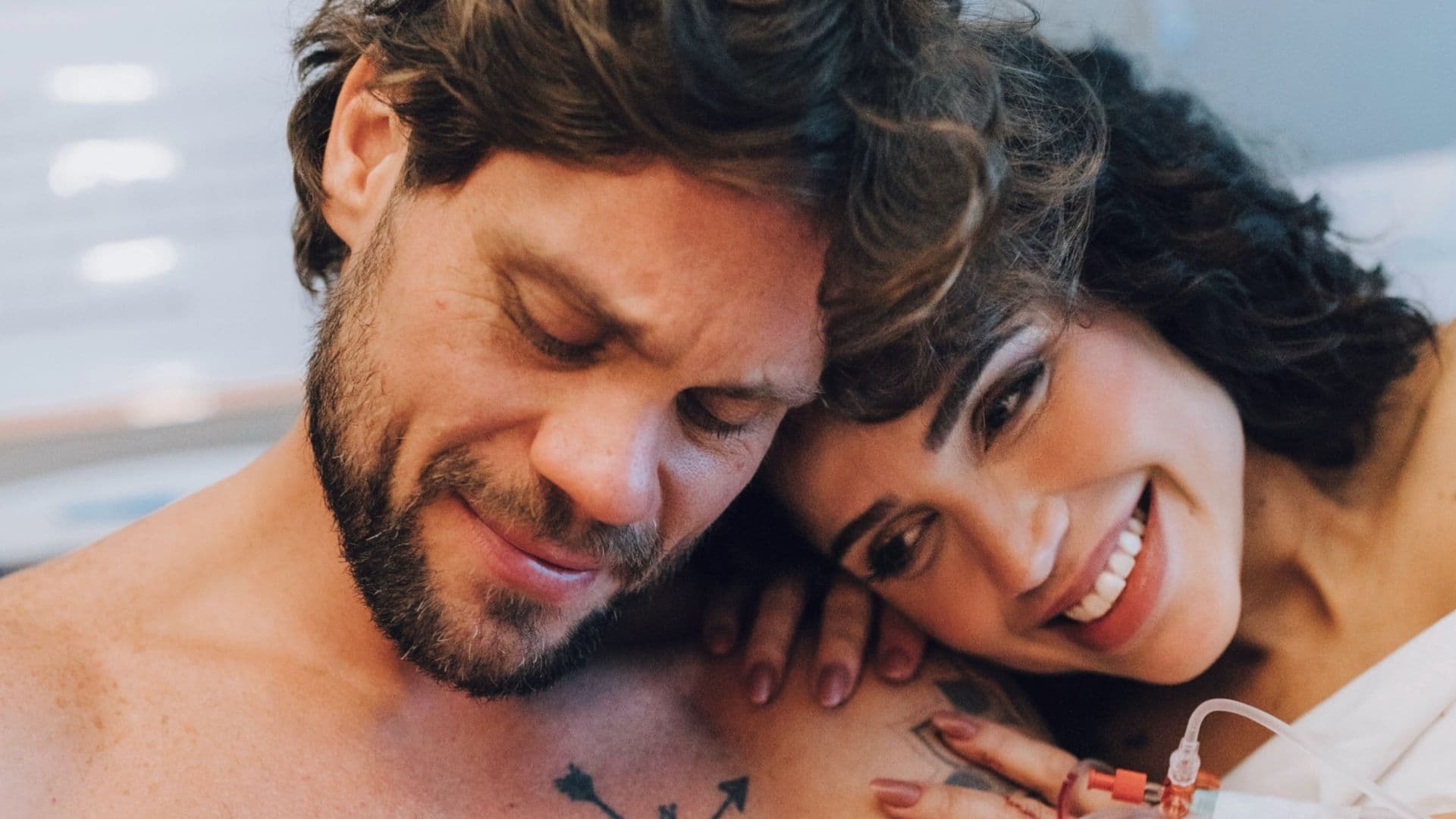 Filho de Breno Simões e Paula Amorim, Theo, vê a irmã pela primeira vez e momento fofo emociona