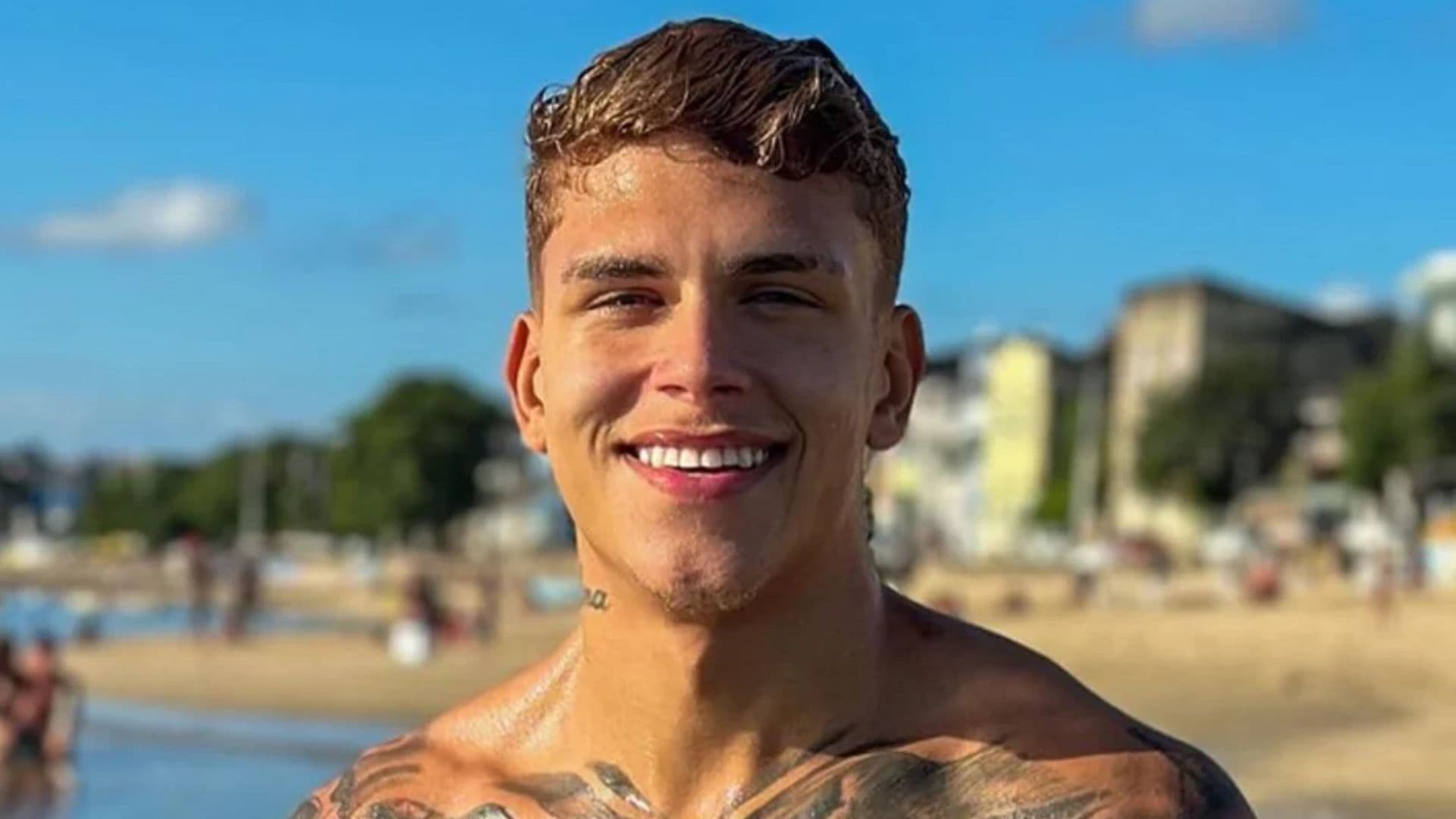Criador de conteúdo adulto é preso e repórter brinca: “Pique modelo”
