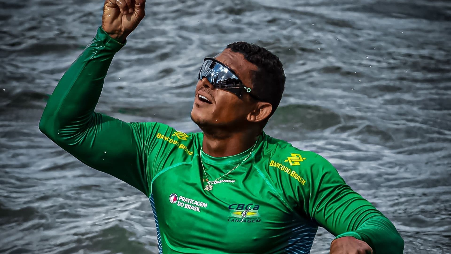 É do Brasil! Isaquias Queiroz conquista medalha de ouro no Mundial de Canoagem