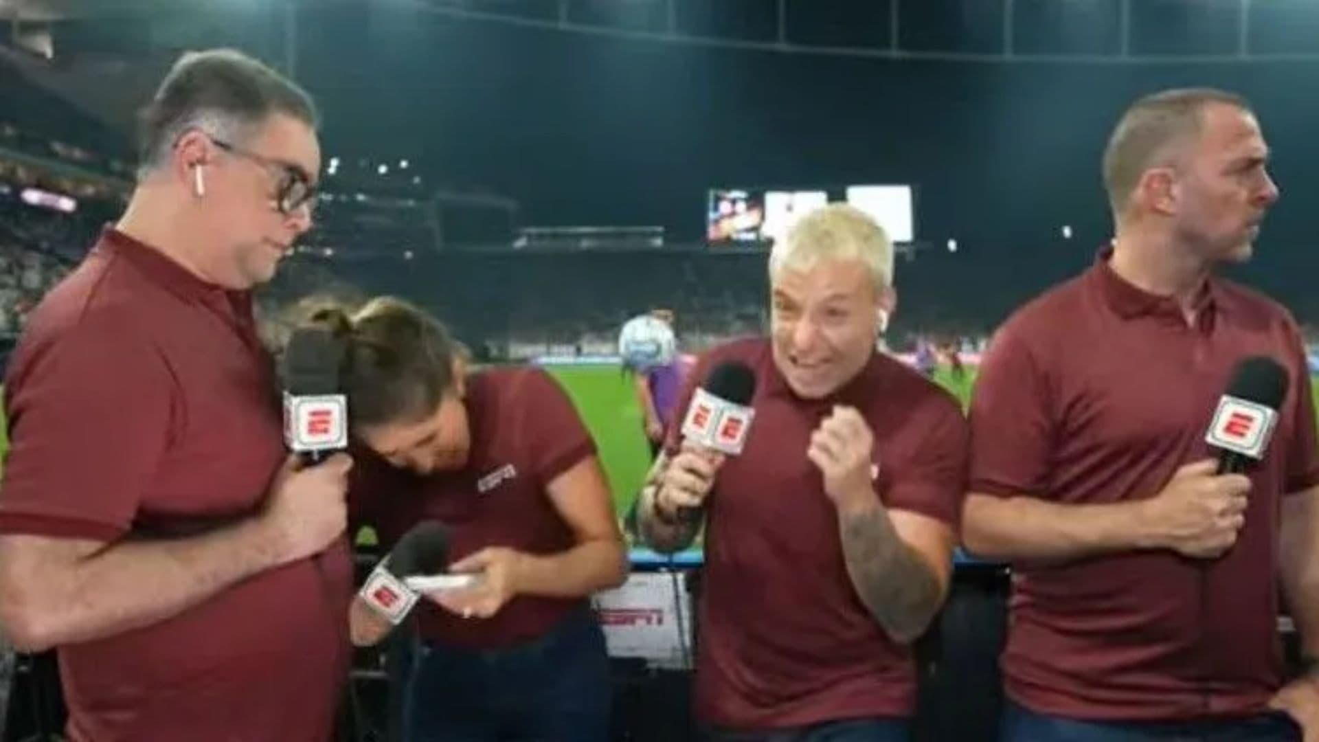 Ao vivo, jornalista leva bolada na cabeça antes de jogo do Corinthians