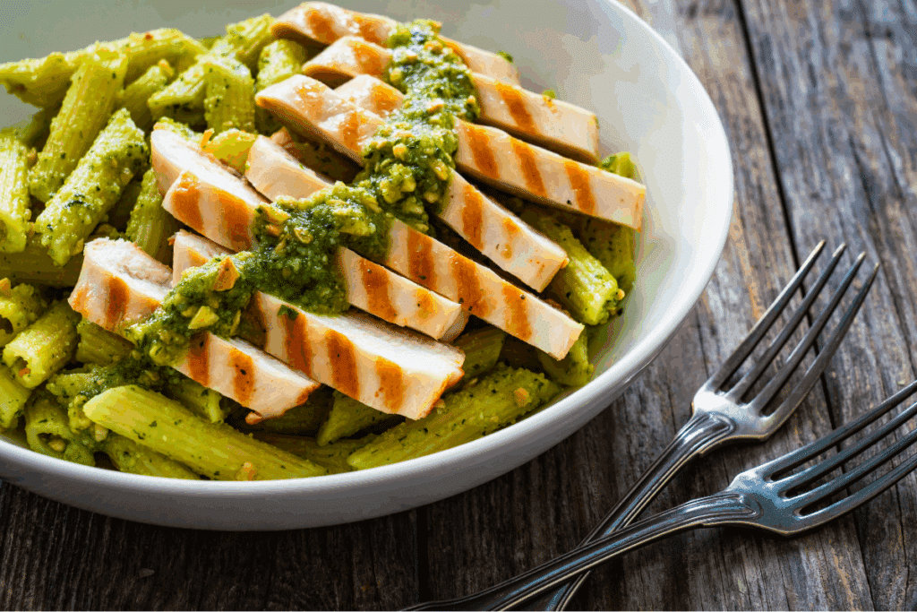 Macarrão proteico com pesto de amêndoas e frango grelhado: aprenda receita rápida e saudável para o jantar