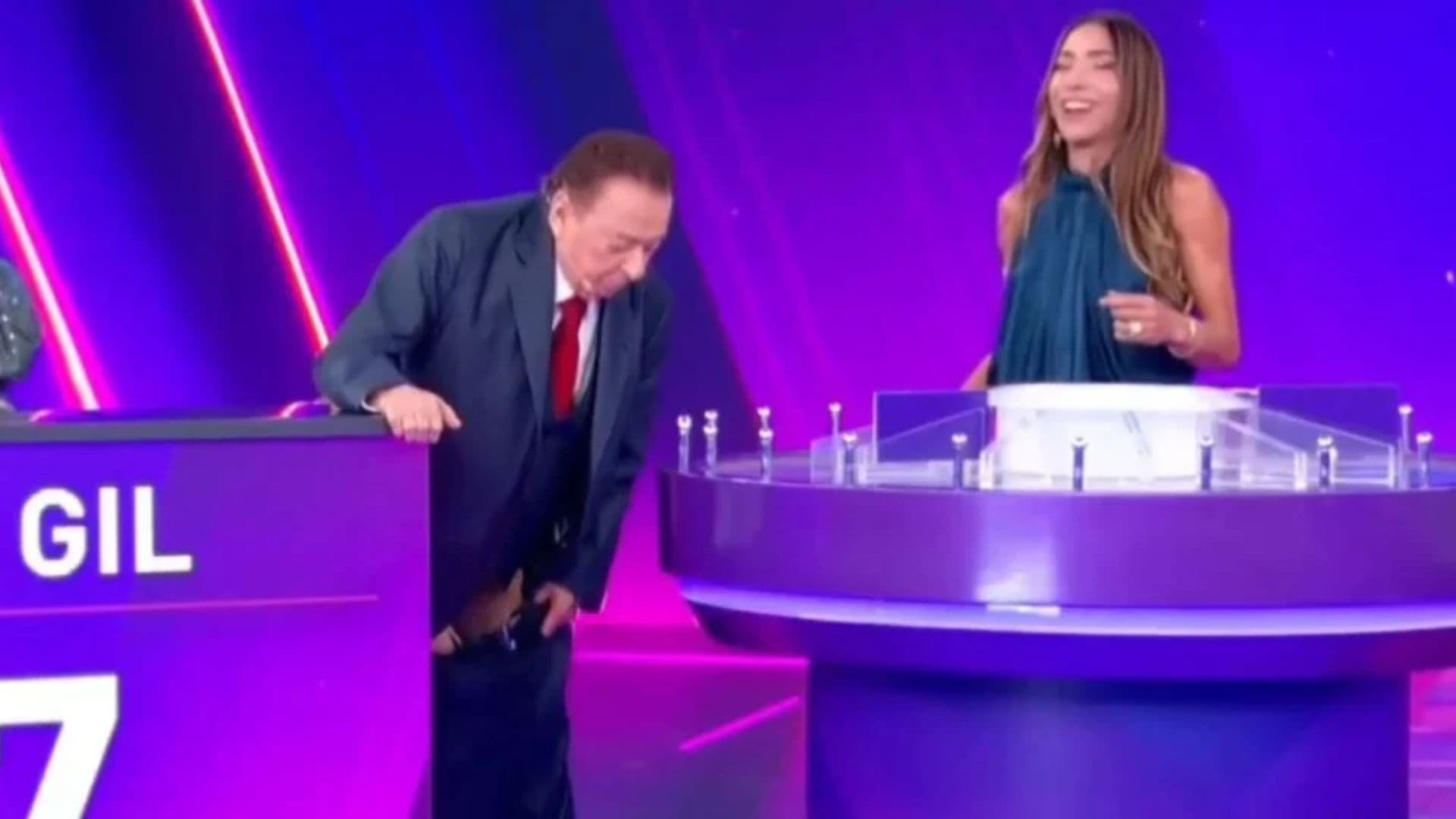 Calças de Raul Gil caem durante o Programa Silvio Santos e Patrícia Abravanel tem reação hilária