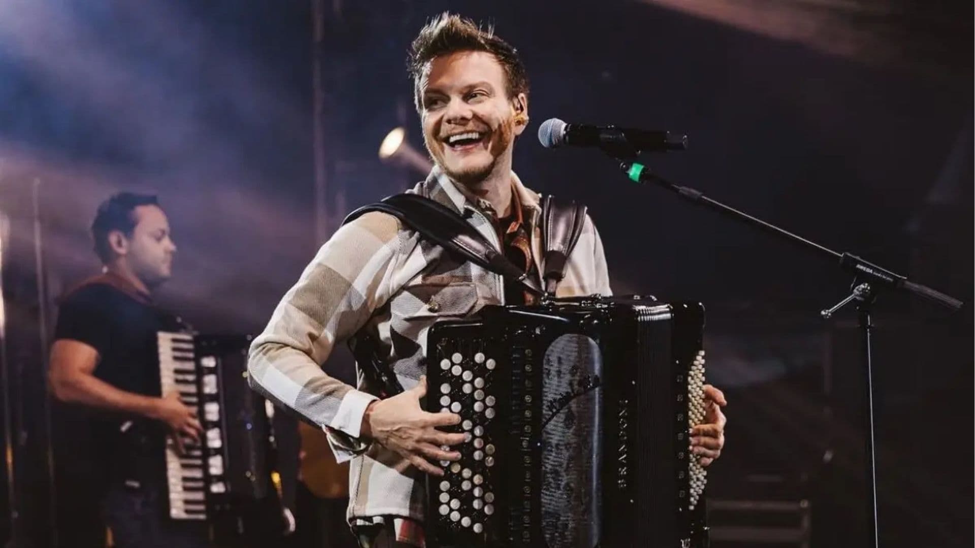 Michel Teló chama atenção em show para poucas pessoas durante chuva em Vitória