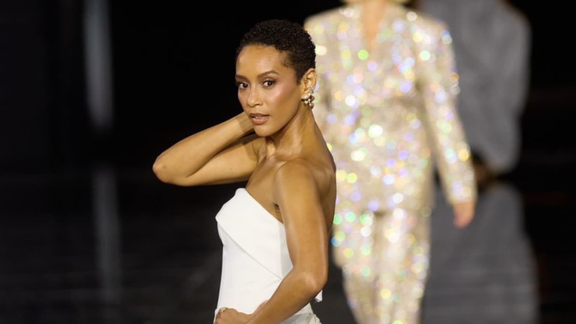 Taís Araujo muda visual e desfila com cabelo curtinho na Semana de Moda de Paris