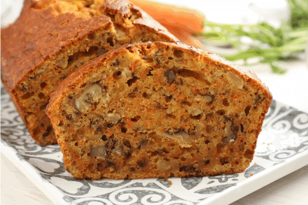 Esse bolo de cenoura proteico é uma opção prática e saborosa para o lanche da tarde e fica pronto em poucos minutos