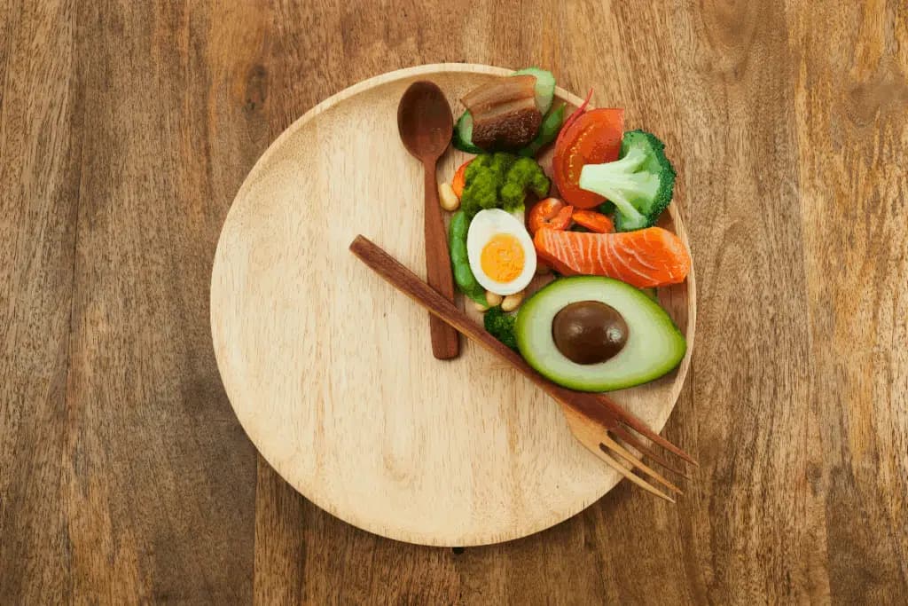 Comer tarde da noite faz mal? Entenda como o horário das refeições pode influenciar glicemia e peso