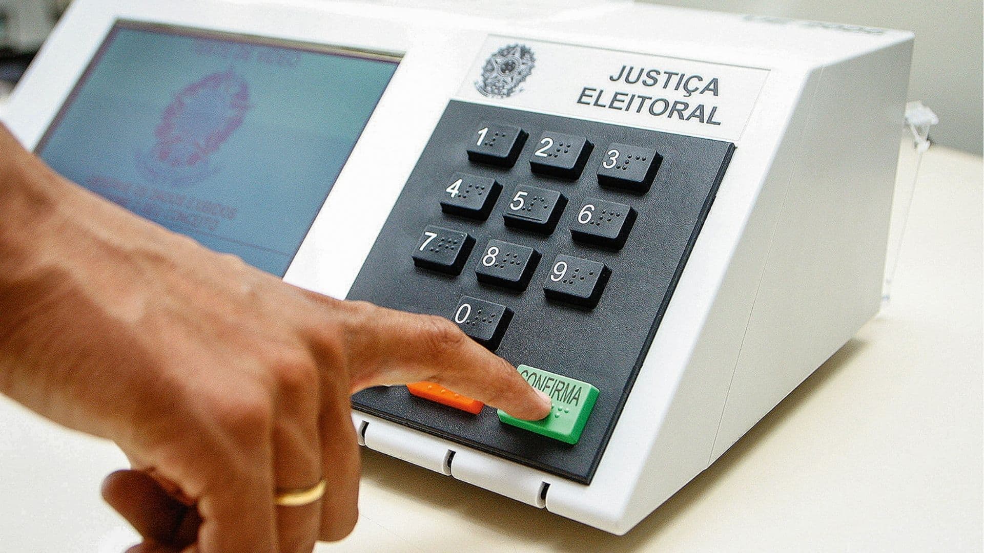 TSE registra troca de 1.861 urnas eletrônicas no primeiro turno das eleições