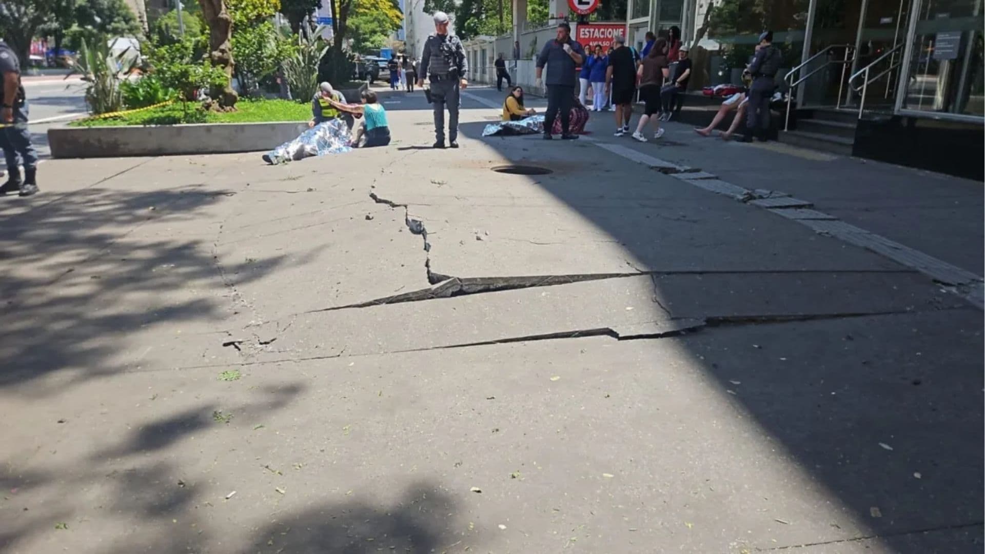 Explosão de bueiro na avenida Paulista deixa três pessoas feridas em São Paulo