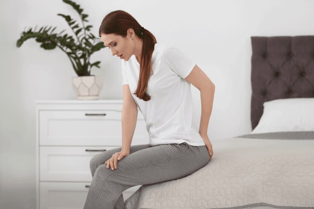 Você se levanta da cama do jeito certo? Veja como proteger a coluna