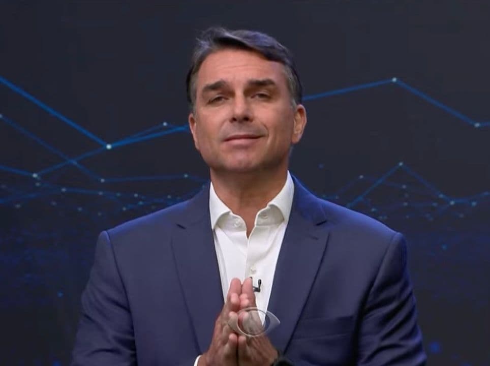 Aliados de Flávio Bolsonaro dizem que senador saiu do Brasil e está em voo para os EUA