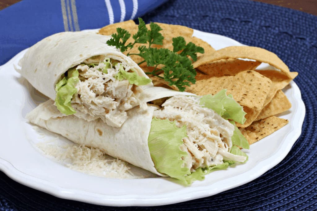 Tem frango desfiado em casa? Veja 3 receitas fáceis e ricas em proteínas para o lanche da tarde